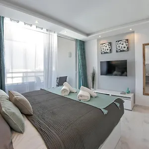 modern-studio-with-a-sea-view-and-pool-access.in-canary-islands.com/